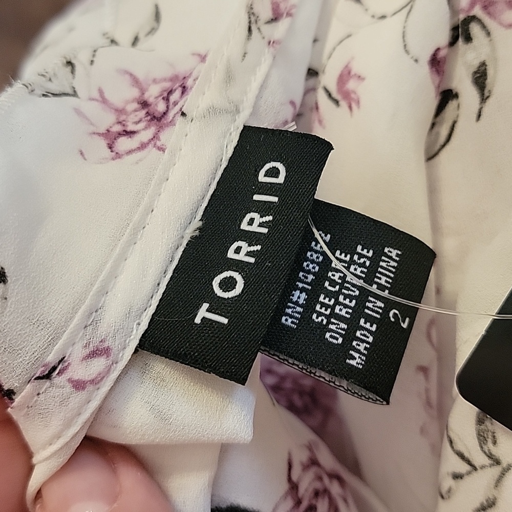 Torrid Short Sleeve Sheer Floral Flirty Top Size 2 NWT - Picture 6 of 7